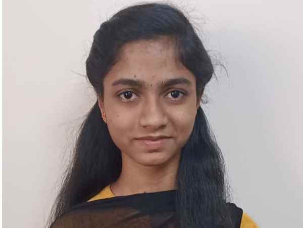 Vairamuthu gave golden pen to Nandhini who got 600 marks in Tamilnadu 12th exam 