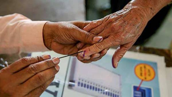 Karnataka Election: Amid of voting congress offers puja for cylinders in Whole state against BJP 