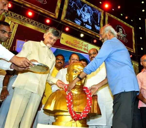 Chandrababu Naidu strongly condemns Roja for criticizing Rajinikanth 