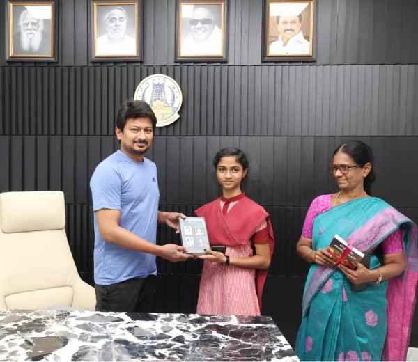 Udhayanithi stalin presented Periyar statue to student Nandini scored 600 in Plus 2 exam