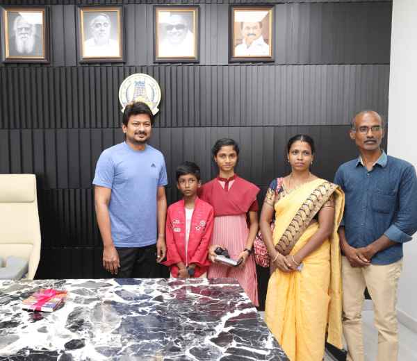 Udhayanithi stalin presented Periyar statue to student Nandini scored 600 in Plus 2 exam