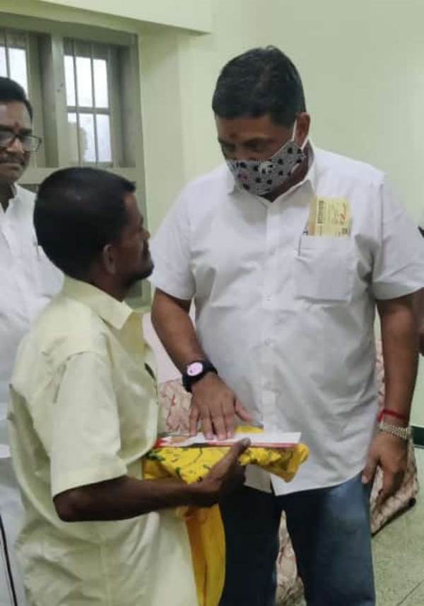 Minister Palanivel Thiagarajan sent his car to Tailor Nagesh house and offered financial aid 