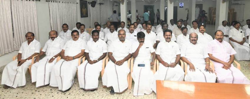 What did Edappadi palanisamy instructed to district secretaries in meeting?