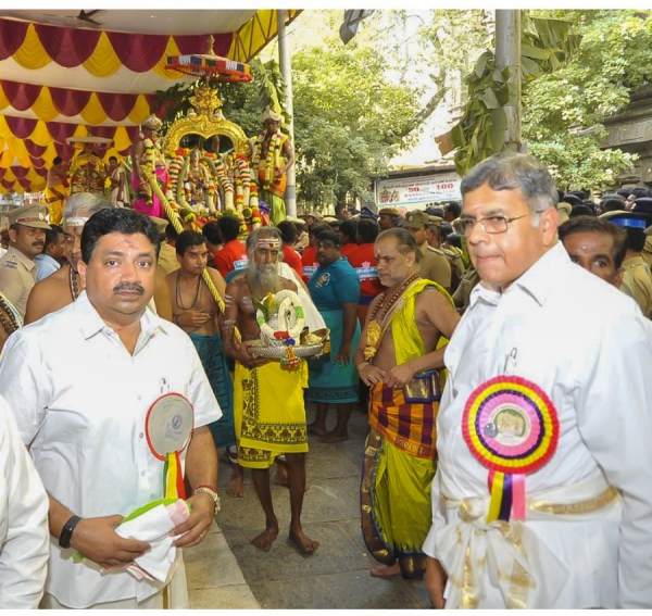 Karumuttu Kannan demise, Minister Palanivel Thiagarajan went to pay his respects, burst into tears. 