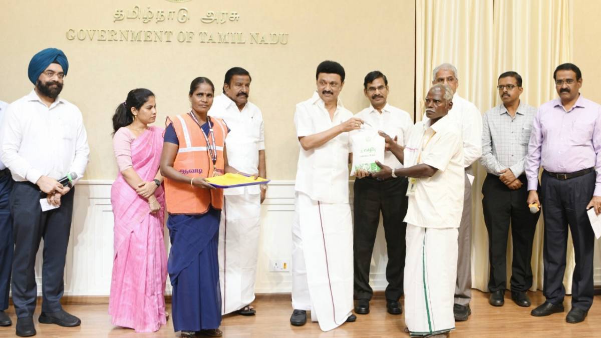Stalin launched the sale of Tamil Nadu governments Chezhippu natural fertilizer Stalin launched the sale of Tamil Nadu governments Chezhippu natural fertilizer