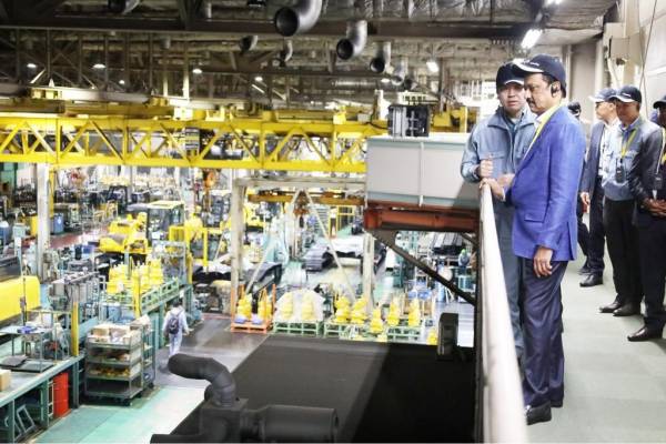 In Japan Osaka province, Stalin toured the Komatsu Production factory 