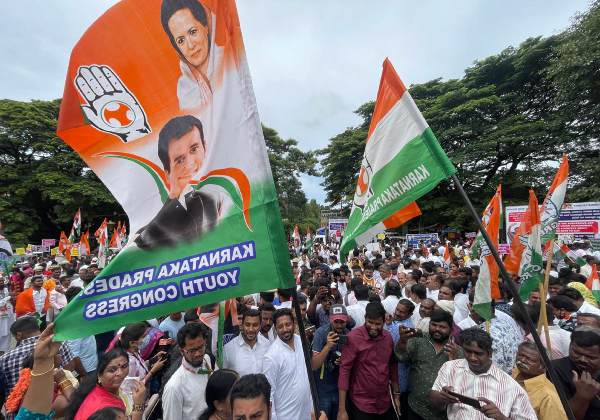 Hosur DMK MLA Y.Prakash campaigned for Congress candidates in Karnataka by speaking in Kannada. Hosur DMK MLA Y.Prakash campaigned for Congress candidates in Karnataka by speaking in Kannada.