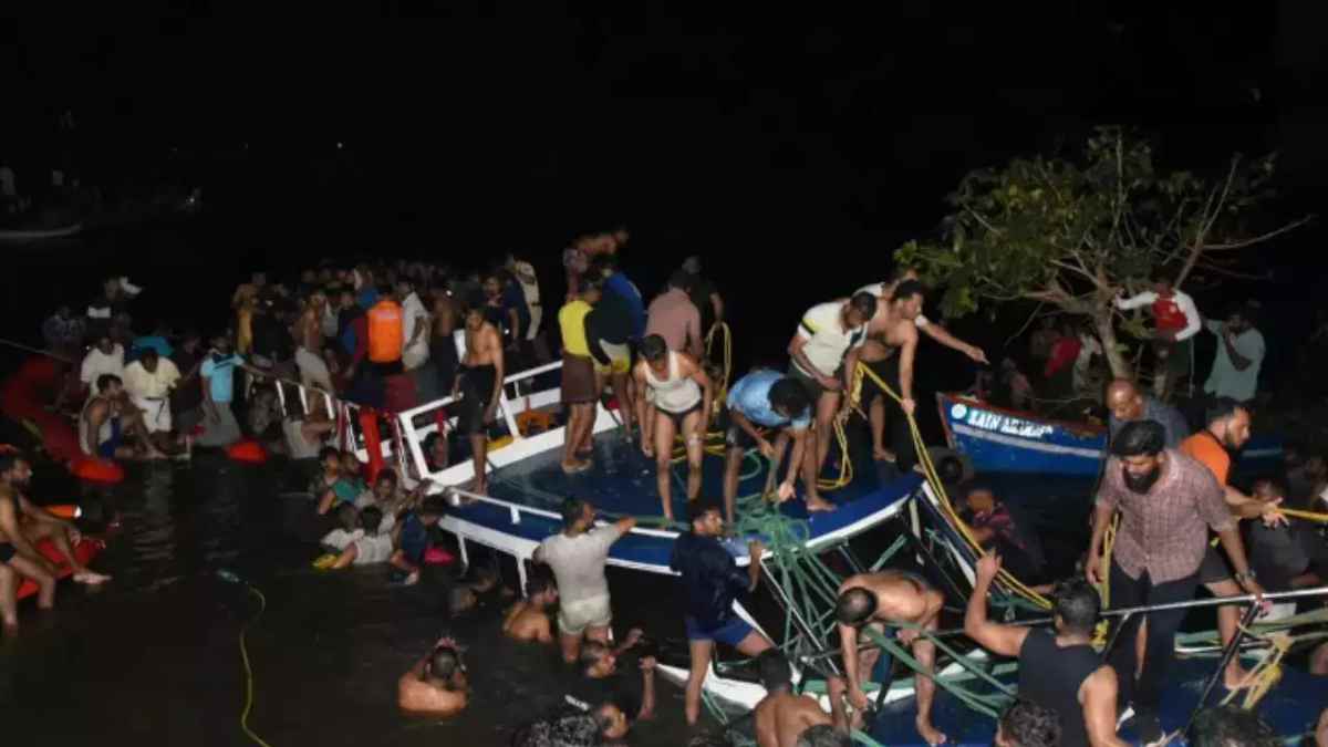 Kerala Boat Accident: 11 members of the same family, including a child, were killed Kerala Boat Accident: 11 members of the same family, including a child, were killed