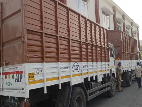 A lorry carrying 535 crore money is being repaired with police protection 