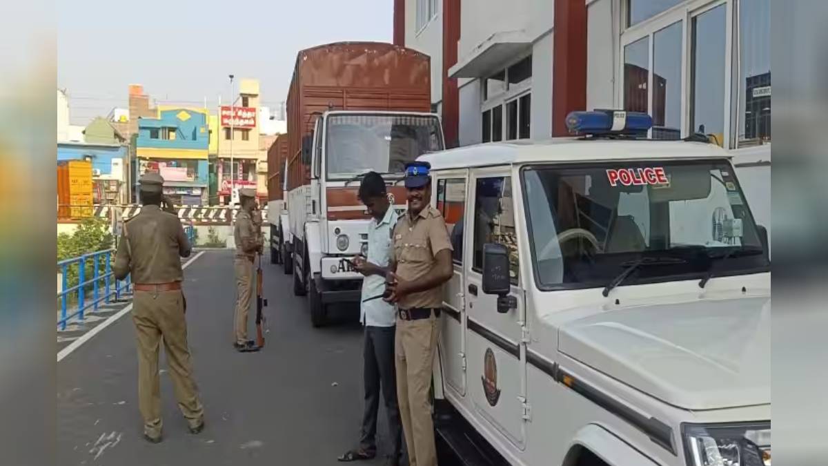 A lorry carrying 535 crore money is being repaired with police protection 
