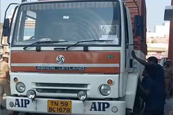 A lorry carrying 535 crore money is being repaired with police protection 
