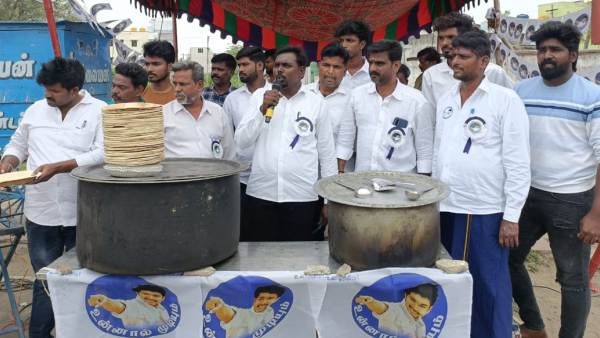 Vijay makkal iyakkam cadres provides free food for public today 