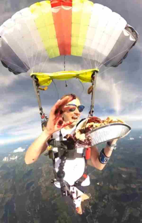  How a Skydiver Applies Makeup While Jumping From 10,000 Feet 
