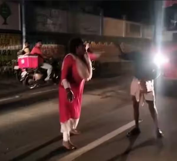 Do you know who is this lady woman make public nuisance in erode district at night time