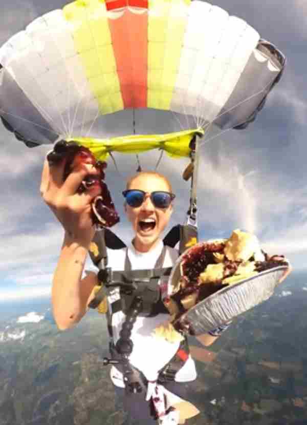  How a Skydiver Applies Makeup While Jumping From 10,000 Feet 