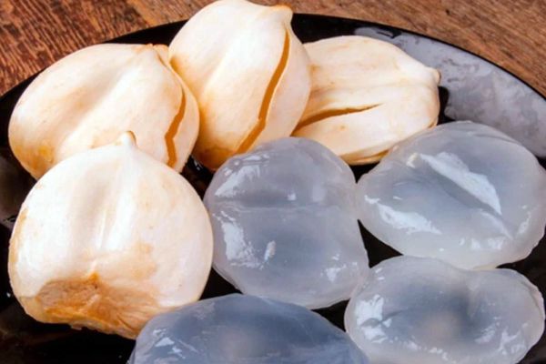 Minister MP Saminathan has been eated Nungu at a roadside shop to cool off the scorching sun 