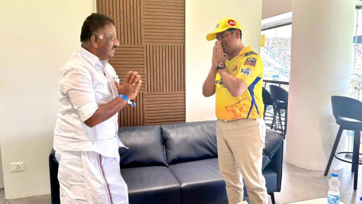 O Panneerselvam Sabareesan meeting during csk vs mi match which caused a sensation 