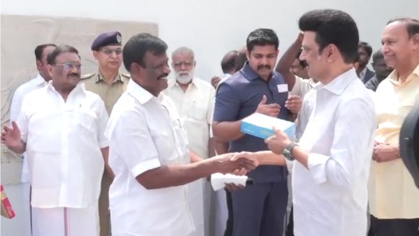 The first meeting after the removal of cabinet! Stalin gives energy by tapping Avadi Nasar on the shoulder! 