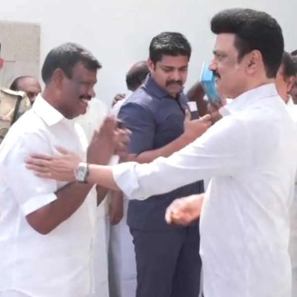The first meeting after the removal of cabinet! Stalin gives energy by tapping Avadi Nasar on the shoulder! 