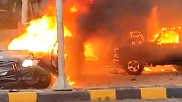 Pakistan is burning : Protesters sets fire on vehicles and buildings after Imran khan arrest