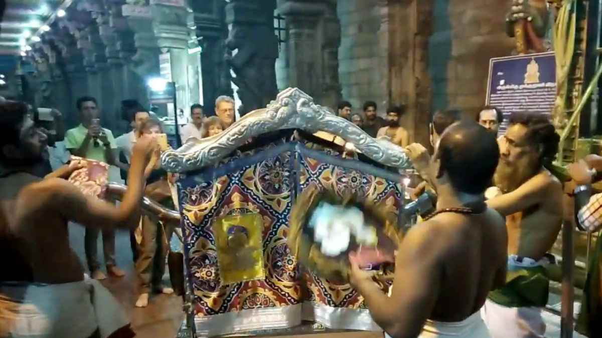 Husband and wife fight? Watch Meenakshi Amman Temple Palliyarai Pooja Husband and wife fight? Watch Meenakshi Amman Temple Palliyarai Pooja