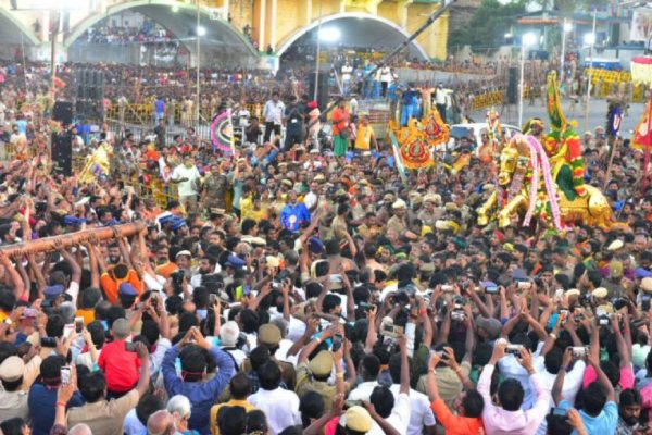 Vararu Vararu Alagar Vararu - Chithirai Thiruvizha 2023 : Kallazhagar dressed in green clothes and descended into the Vaigai river 