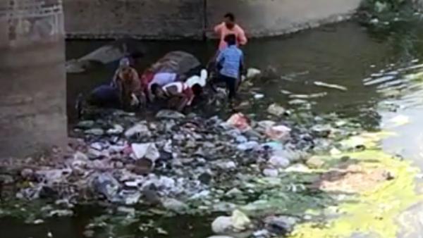  Bihar people found Bundles of currency notes found floating in drain