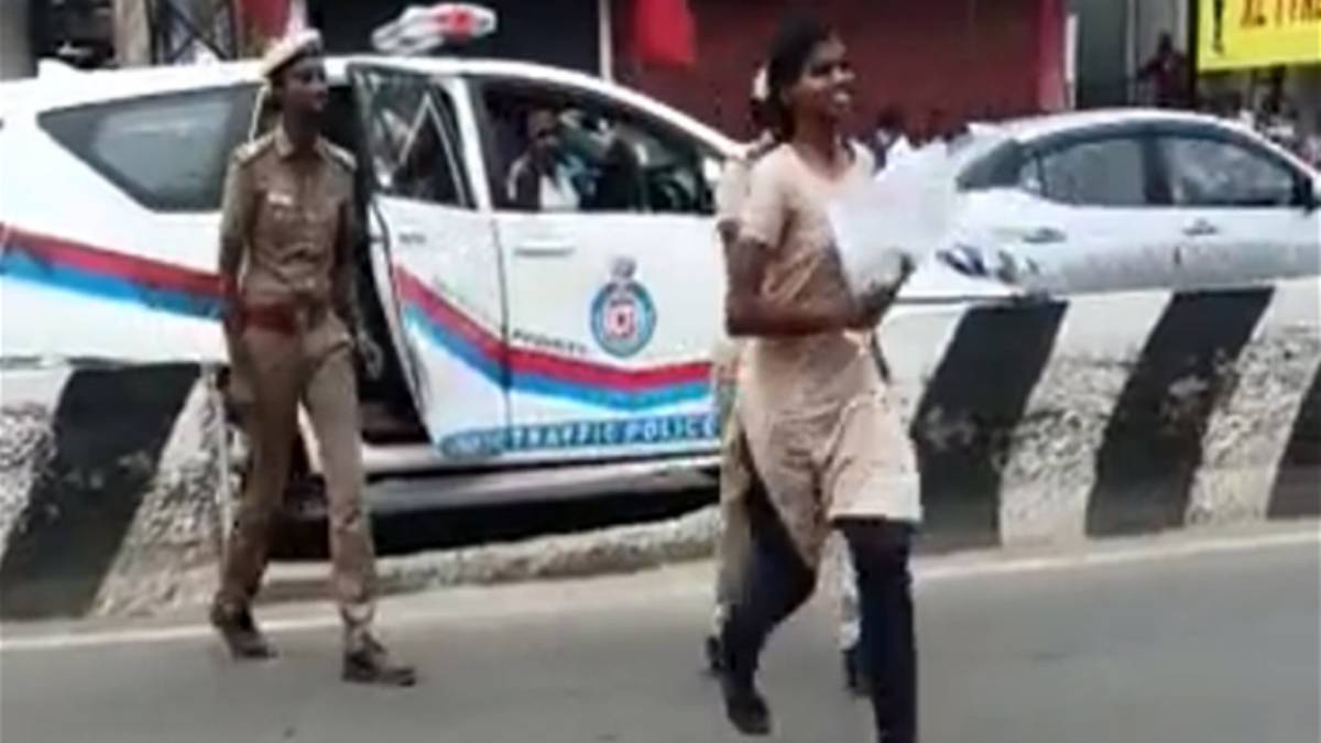 Chennai Traffic Police helped the student who was unable to find the Neet examination center Chennai Traffic Police helped the student who was unable to find the Neet examination center
