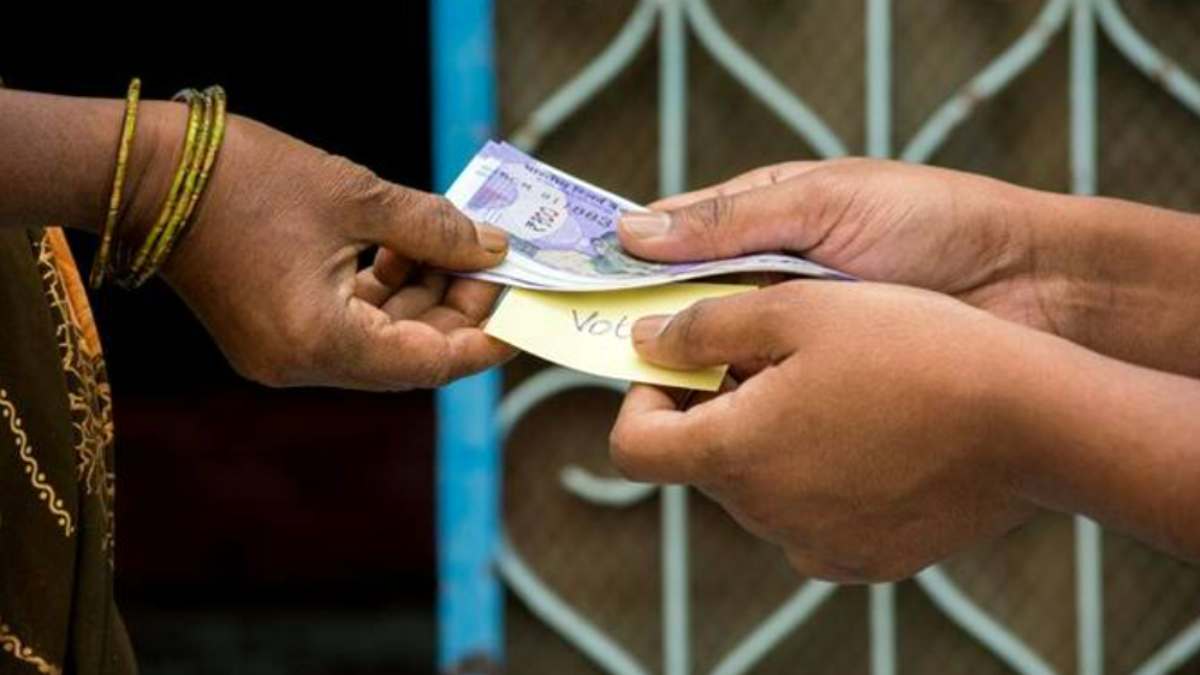 Election officer chases two BJP workers for distributing money to voters in Karnataka