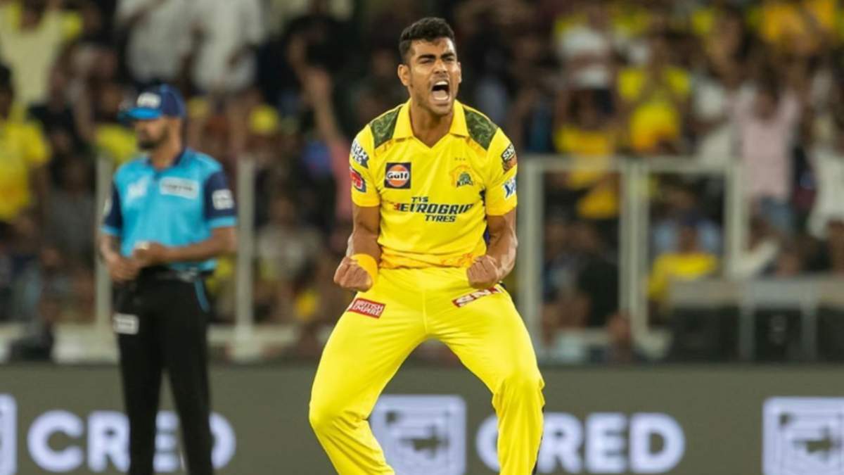 Why Dhoni should choose Rajvardhan Hangerekkar instead of Theekashan in CSK for next match?