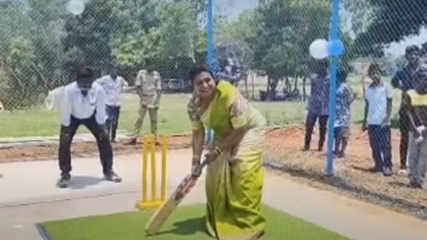 Actress Minister Rojas fantastic performance and played cricket with green saree Actress Minister Rojas fantastic performance and played cricket with green saree