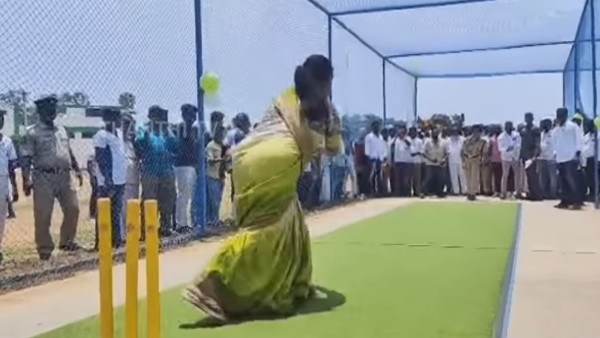 Actress Minister Rojas fantastic performance and played cricket with green saree Actress Minister Rojas fantastic performance and played cricket with green saree