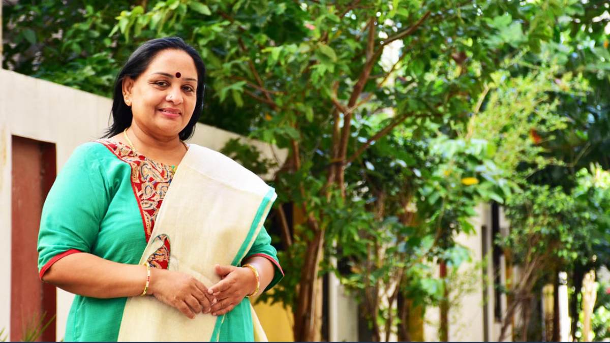 Sulakshana says what will Silk Smitha say, she asks to fix the dress that is away 