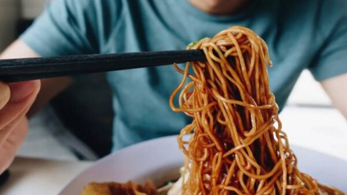 15 students had severe vomitting and loose stools after they eat noodles 