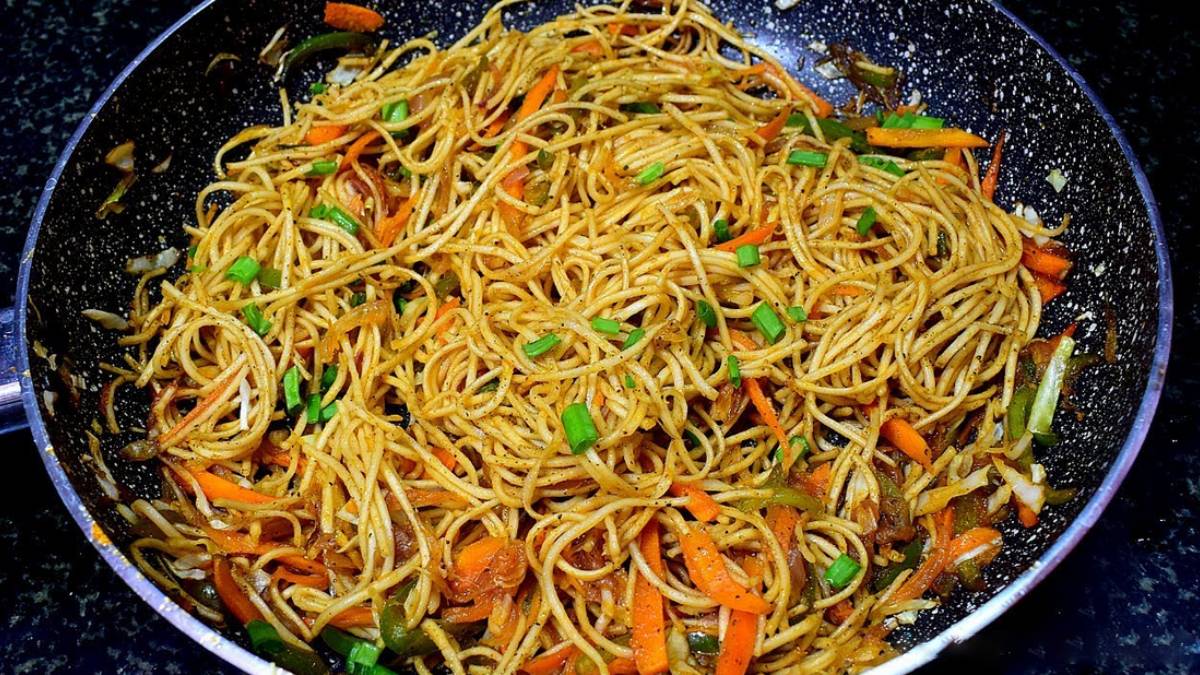15 students had severe vomitting and loose stools after they eat noodles 