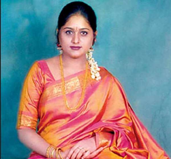 What character does host Pepsi Uma play in Pandian Stores serial 