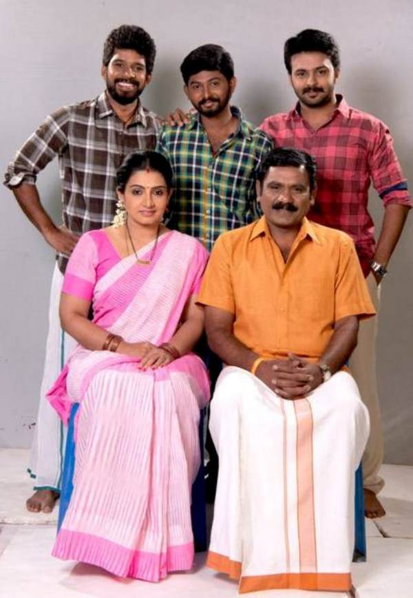 What character does host Pepsi Uma play in Pandian Stores serial 