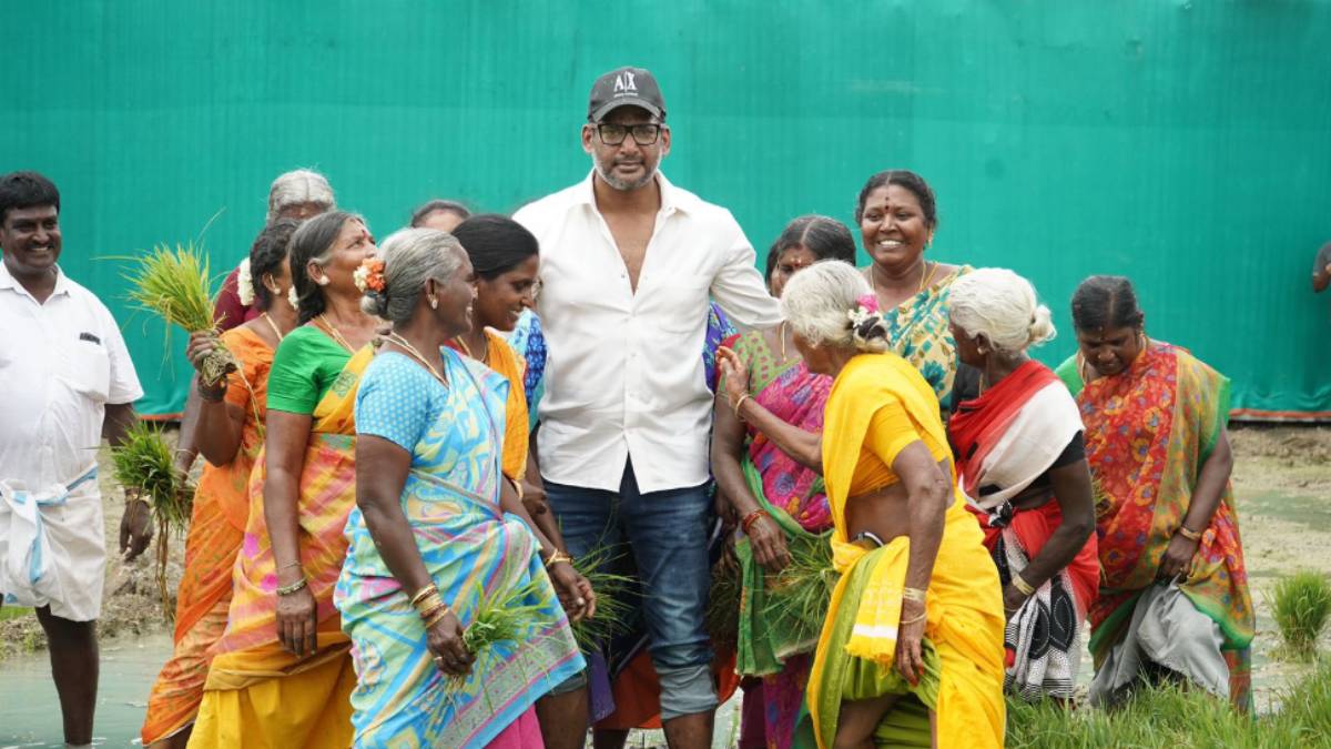Heart touching incident as Actor Vishal participates a function with torn shirt Heart touching incident as Actor Vishal participates a function with torn shirt