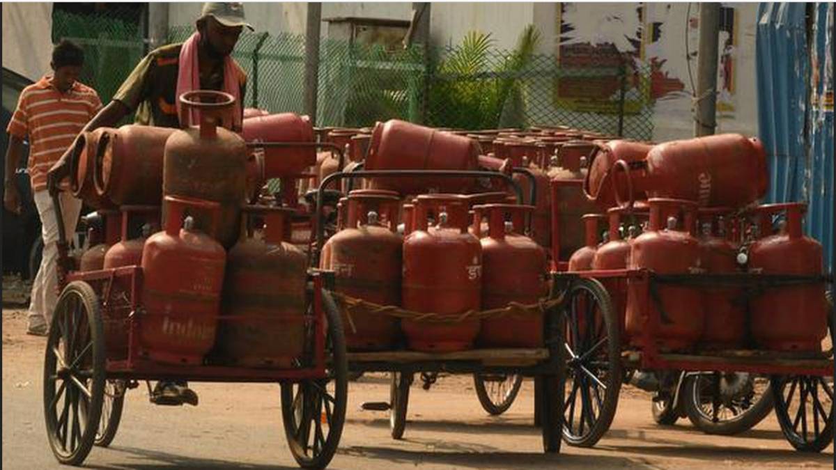 Chennai: The public alleges that there has been a delay in the supply of gas cylinders 