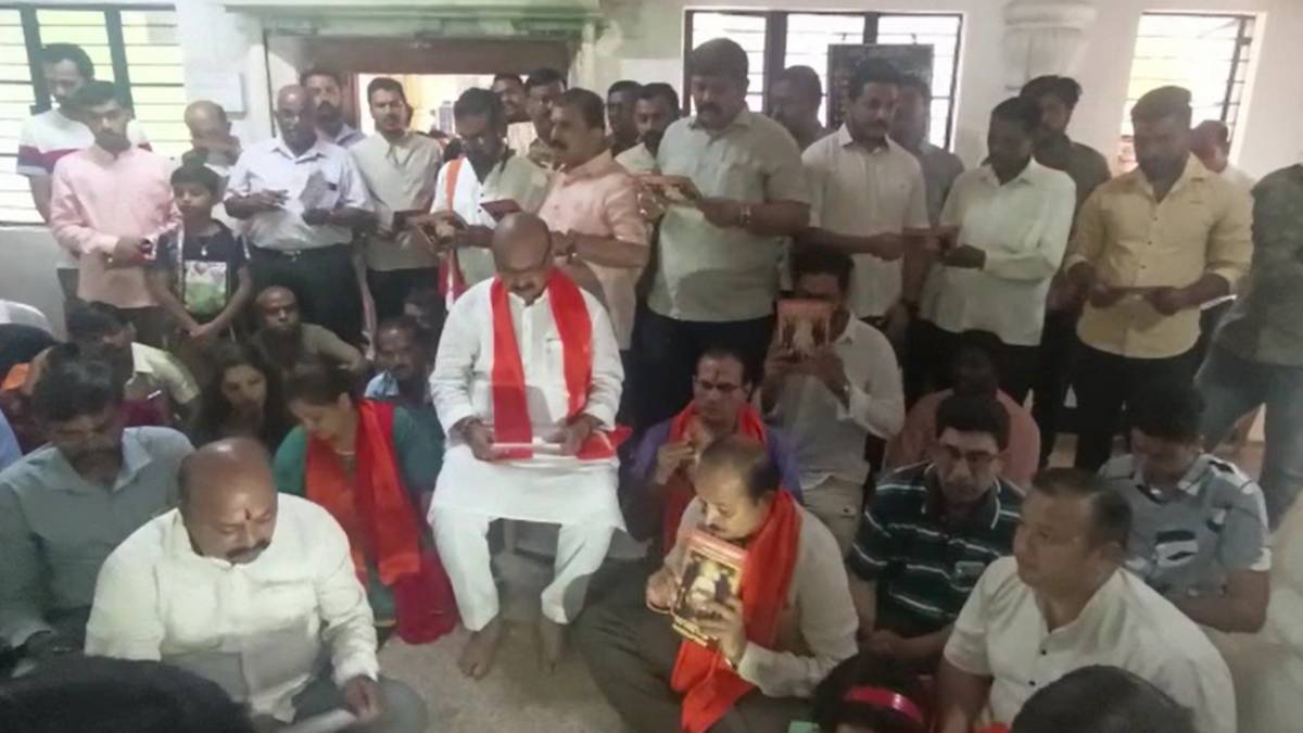 Karnataka CM Basavaraj Bommai visited Anjaneya temple and chanted hanuman chalisa a day ahead of Assembly polls Karnataka CM Basavaraj Bommai visited Anjaneya temple and chanted hanuman chalisa a day ahead of Assembly polls