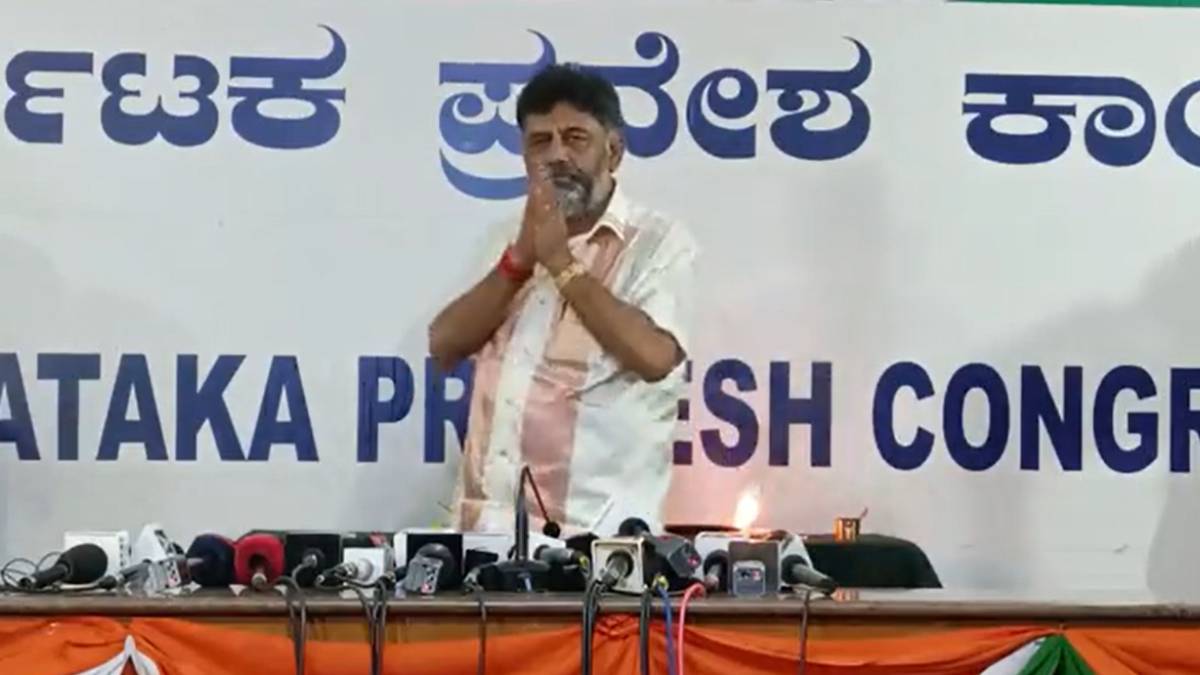 Congress leader dk shivakumar did pooja for gas cylinder, a day ahead of karnataka assembly election 