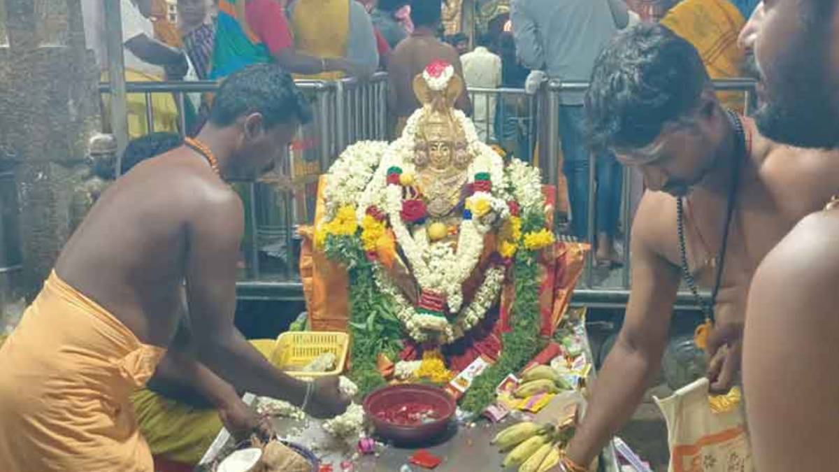 Veerapandi Gowmariyamman Temple Chithirai Thiruvizha Devotees take Agni Chatti Veerapandi Gowmariyamman Temple Chithirai Thiruvizha Devotees take Agni Chatti