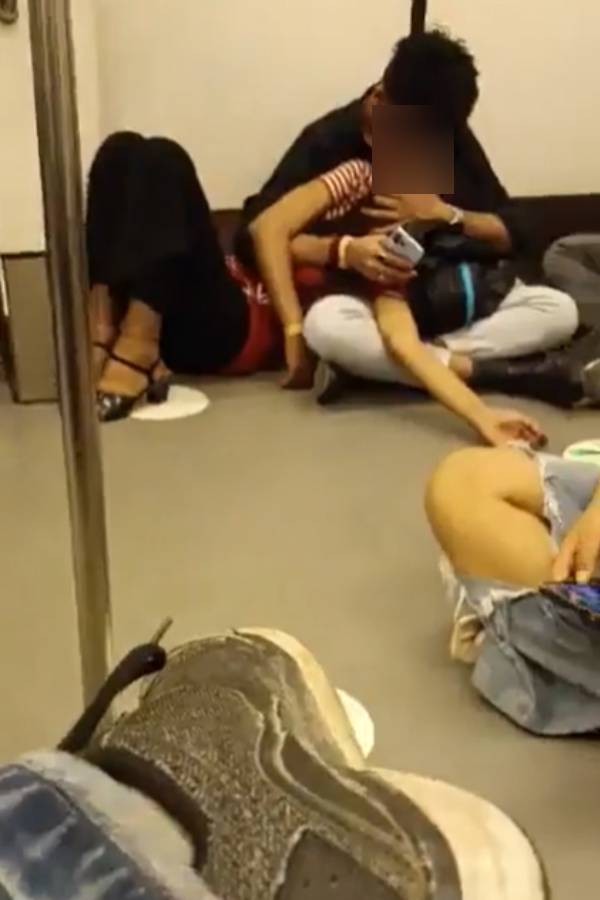 Video of lovers kissing inside Delhi metro 