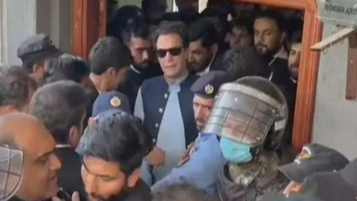 Former Pakistan PM Imran Khan party leader Fawad Chaudhry ran back inside the court to avoid arrest 