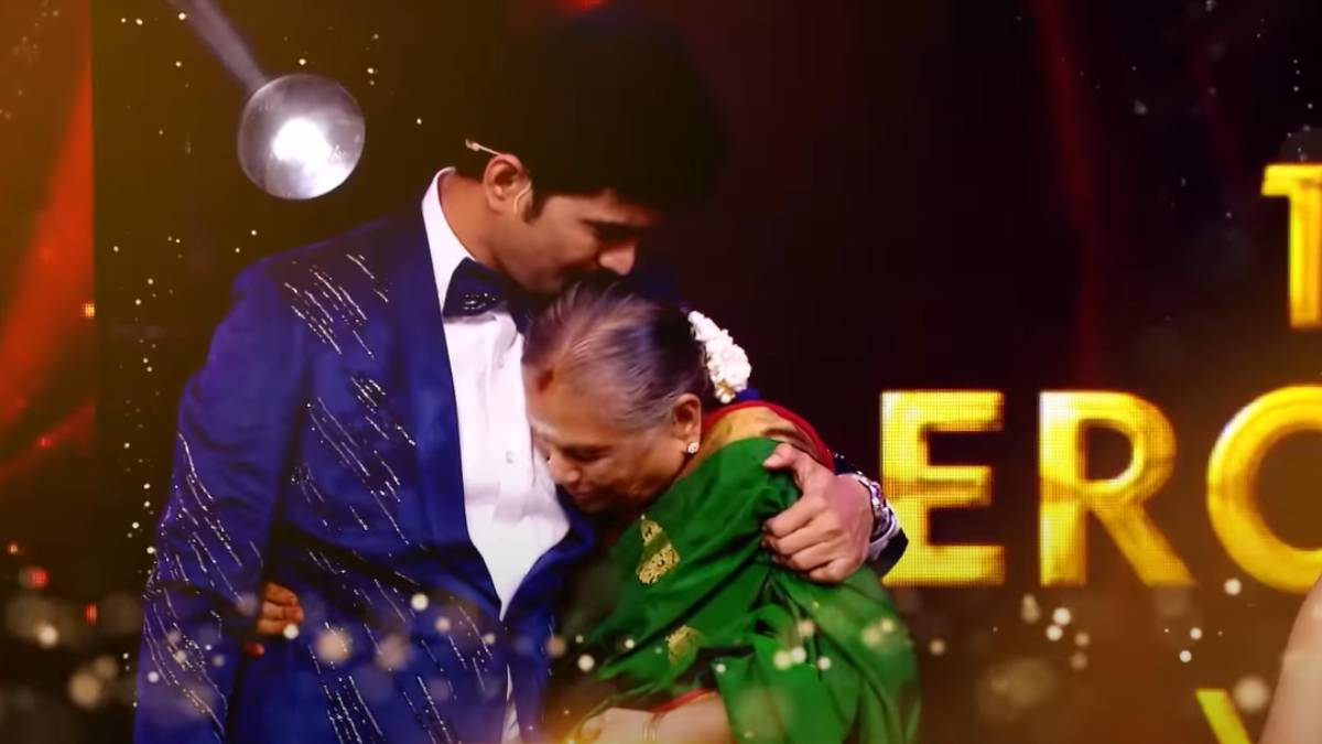 Vijay Television Award: Erode Mahesh was in tears after receiving the award from his mother 