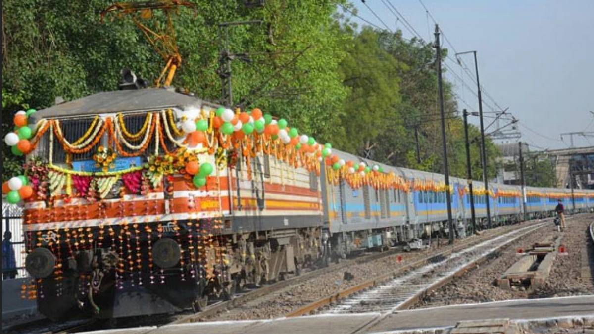  Do you know which is Indias fastest train? See which train is the first in the list