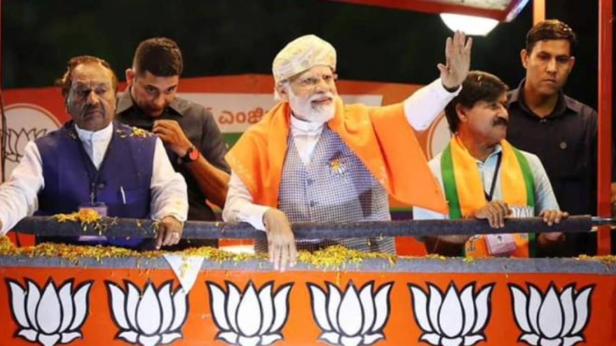  Mobile phone thrown towards PM Modi - Karndaka ADGP says Phone belongs to a BJP worker 