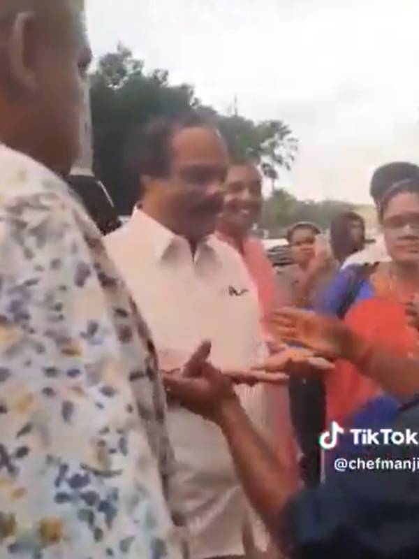 Malasia Tamil people angry and protest against DMK Speaker Dindigul I Lenoi in Penang Malasia Tamil people angry and protest against DMK Speaker Dindigul I Lenoi in Penang