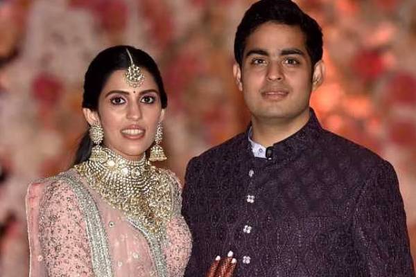 Do you know the price of necklace which was wore by Ambanis elder daughter in law? 