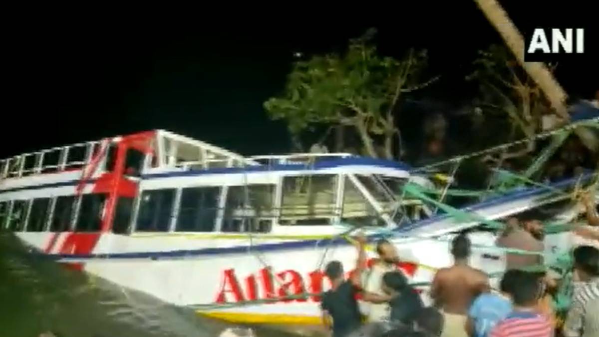 What happened to the kids while the Kerala Malappuram Boat House was sinking? 